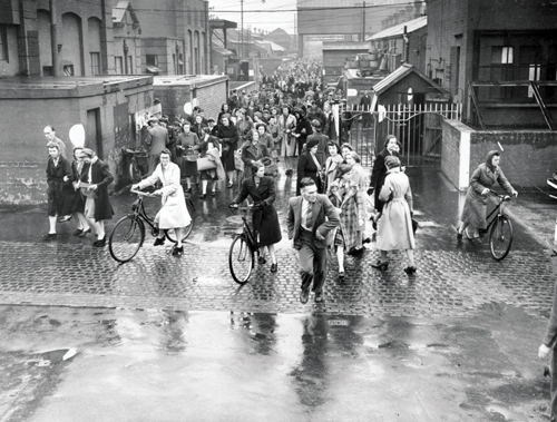 Employees leaving the Rolls-Royce works in Derby during the Second World War mployees leaving the Rolls-Royce works in Derby during the Second World War