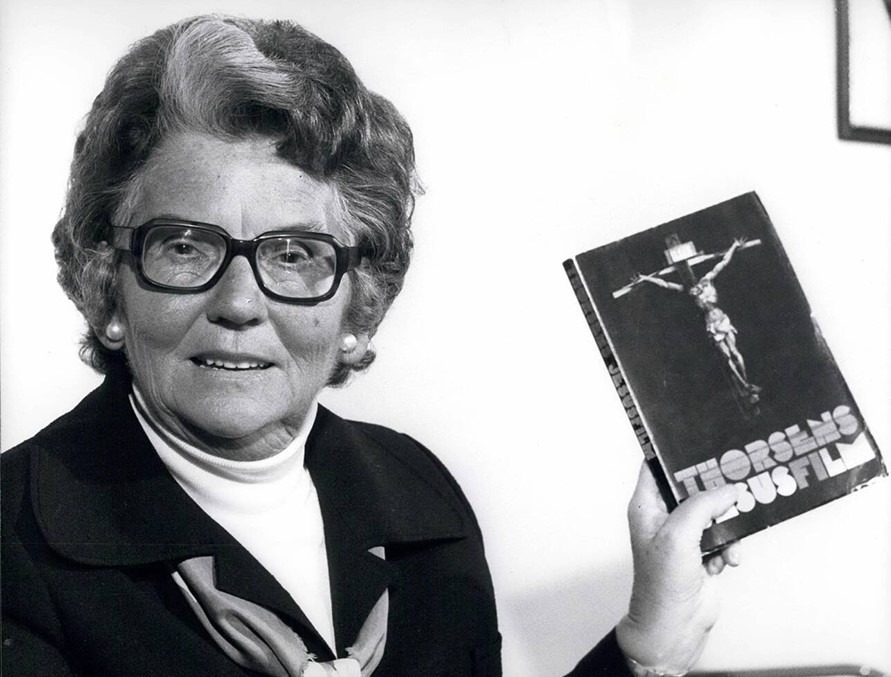 Mary Whitehouse delivers the Danish script of an “obscene” film about Jesus to the Home Secretary in 1976 (Alamy Stock Photo) E11A94
