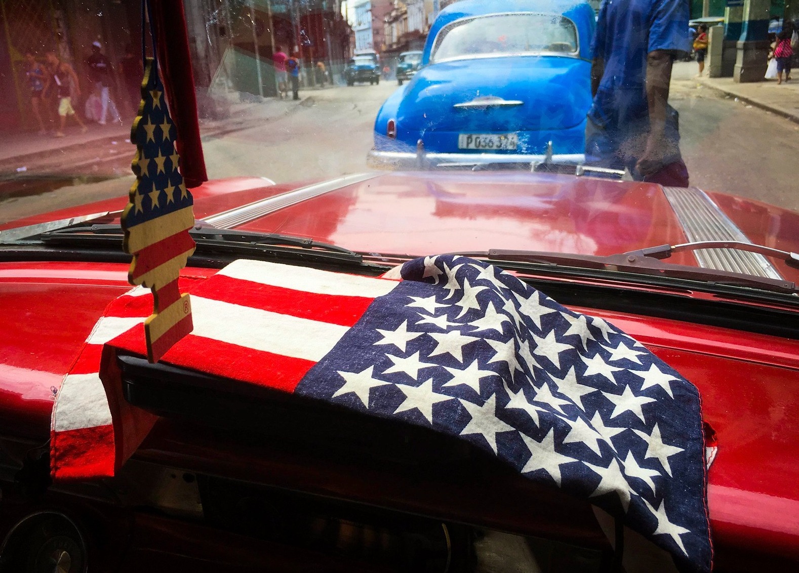 A US flag on the dashboard of a car in Havana, Cuba (H. L. Tam / Flickr) US flag Cuba