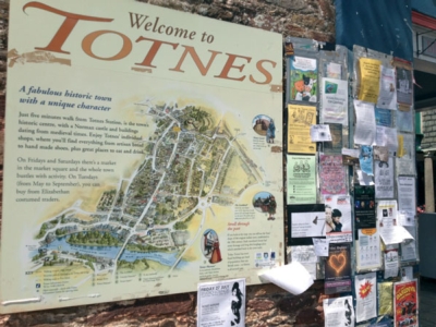 Totnes welcome sign