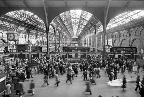 Rush hour at Liverpool Street station, 1976, photographed by Barry Lewis as part of his project Liverpool Street, 1976
