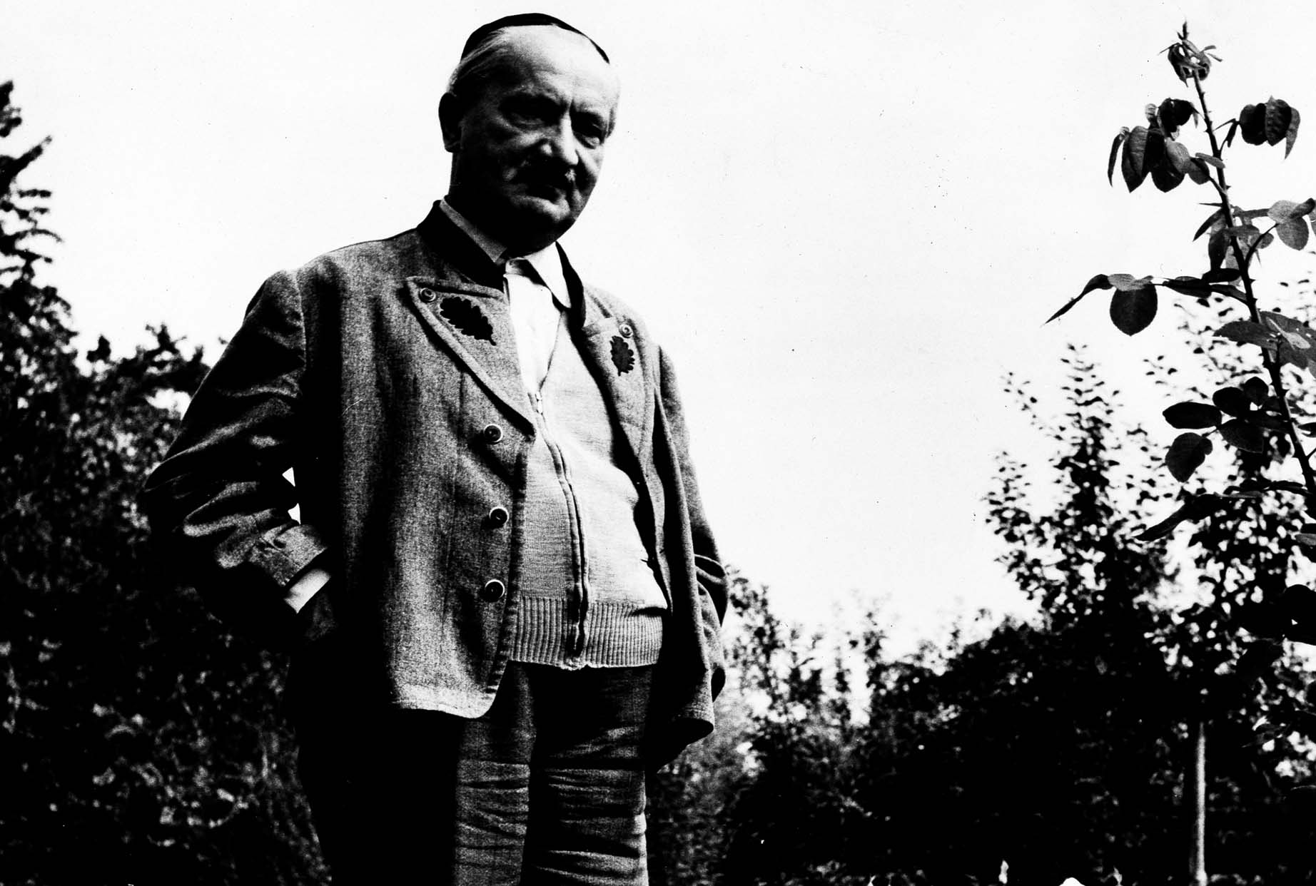 Martin Heidegger in his garden in Freiburgundatiert heidegger
