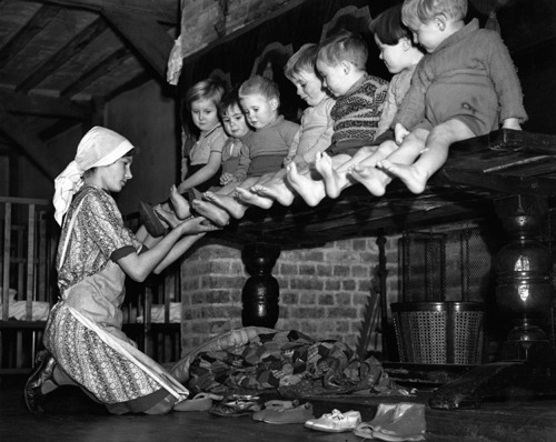 Children evacuated from London have their feet inspected at their new home in Kent, 5 December 1940