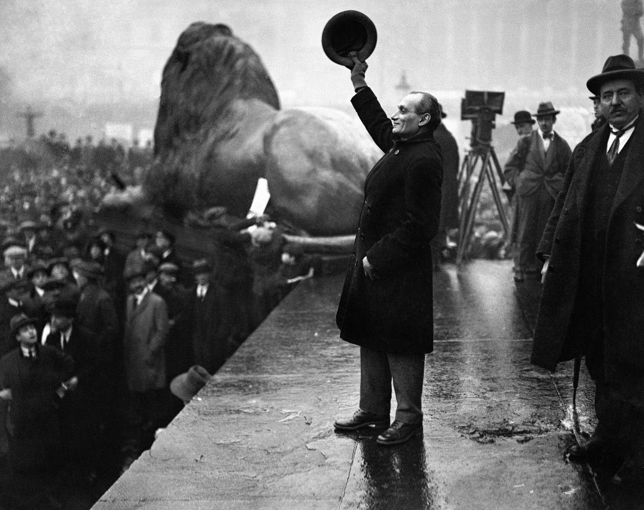 Shapurji Saklatvala addresses a demonstration on unemployment in Trafalgar Square, London, in 1923 wearing1